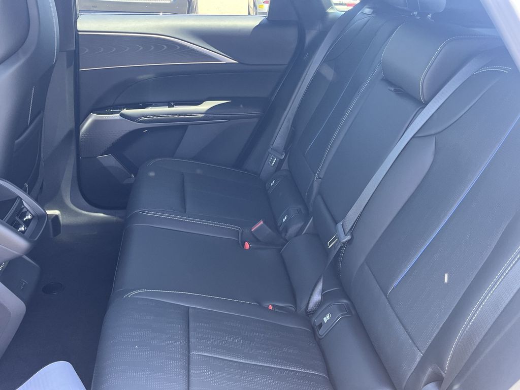 2025 Cadillac LYRIQ Luxury Image 7 of 28