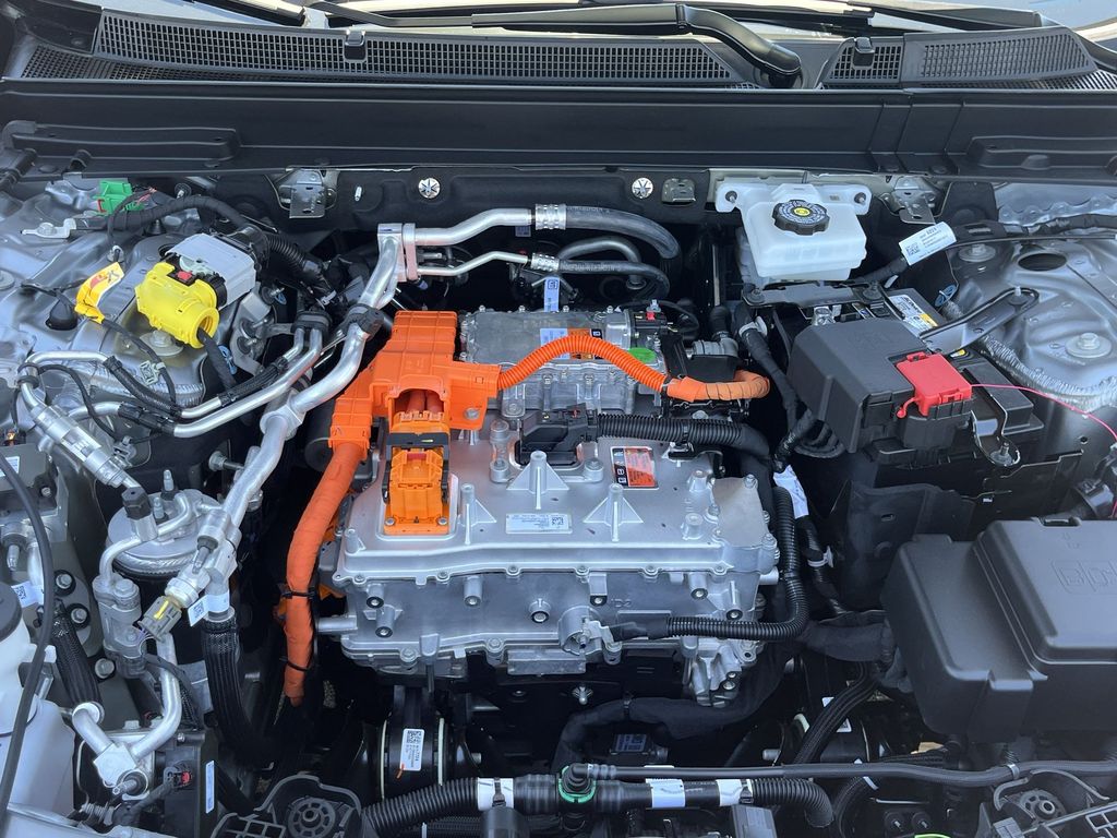 2025 Cadillac LYRIQ Luxury Image 2 of 28