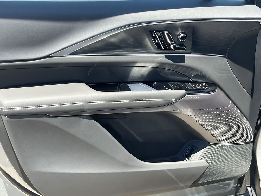 2025 Cadillac LYRIQ Luxury Image 19 of 28
