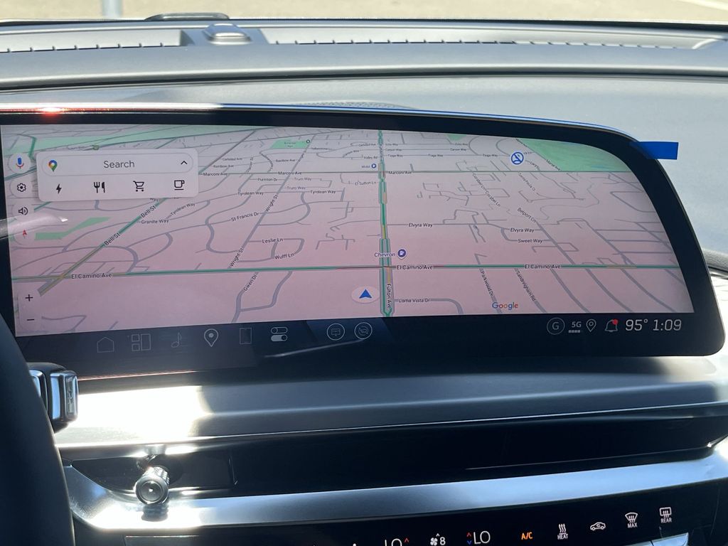 2025 Cadillac LYRIQ Luxury Image 15 of 28