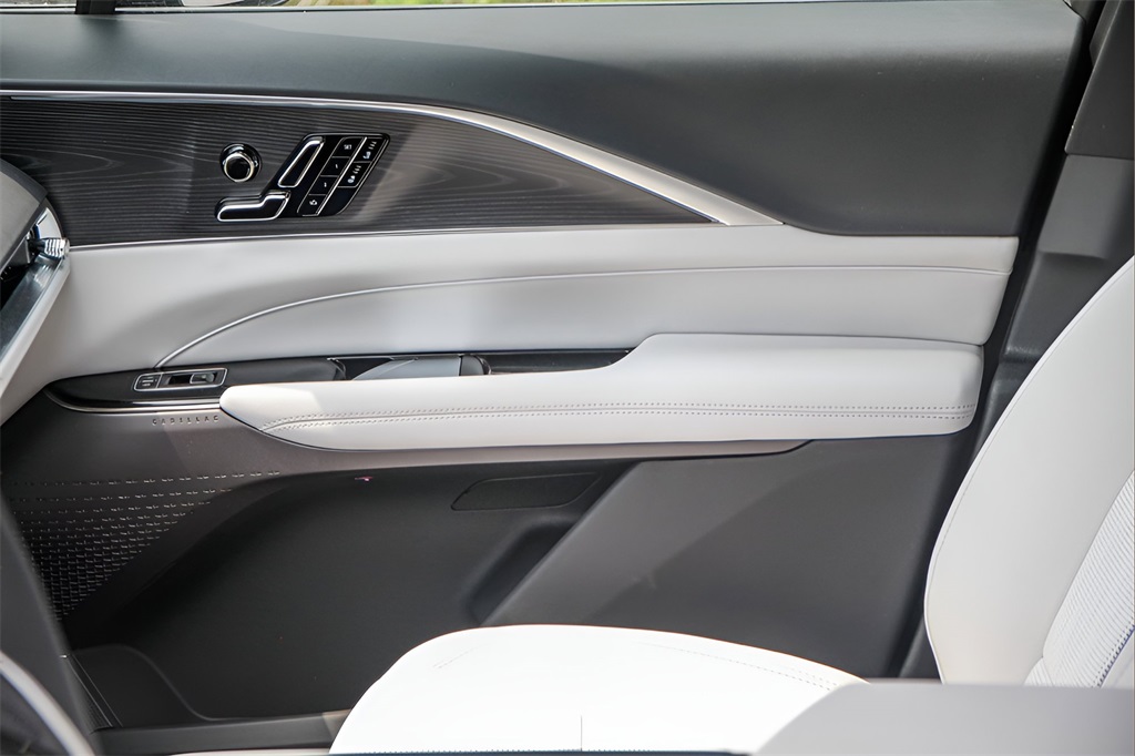 Vehicle image 9 of 26