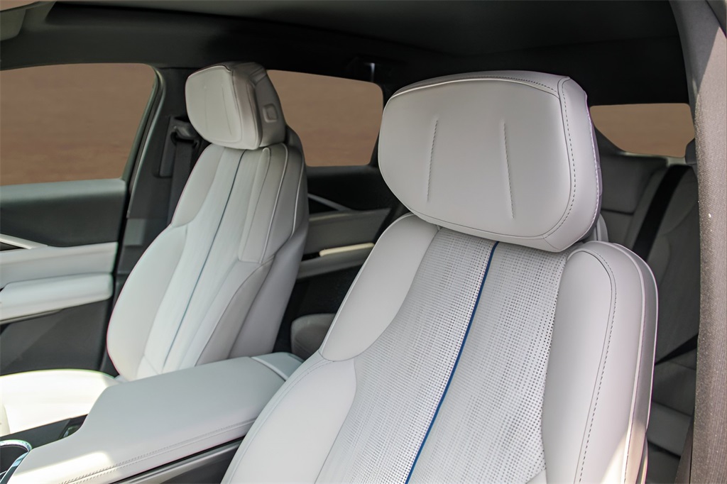 Vehicle image 10 of 26