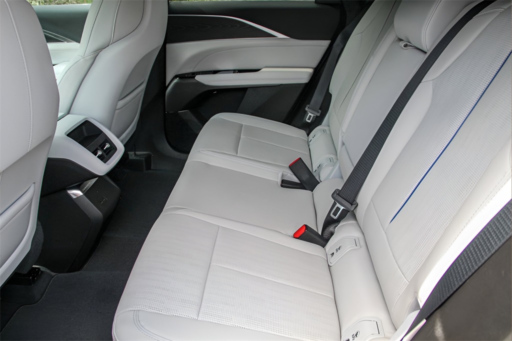 Vehicle image 19 of 26