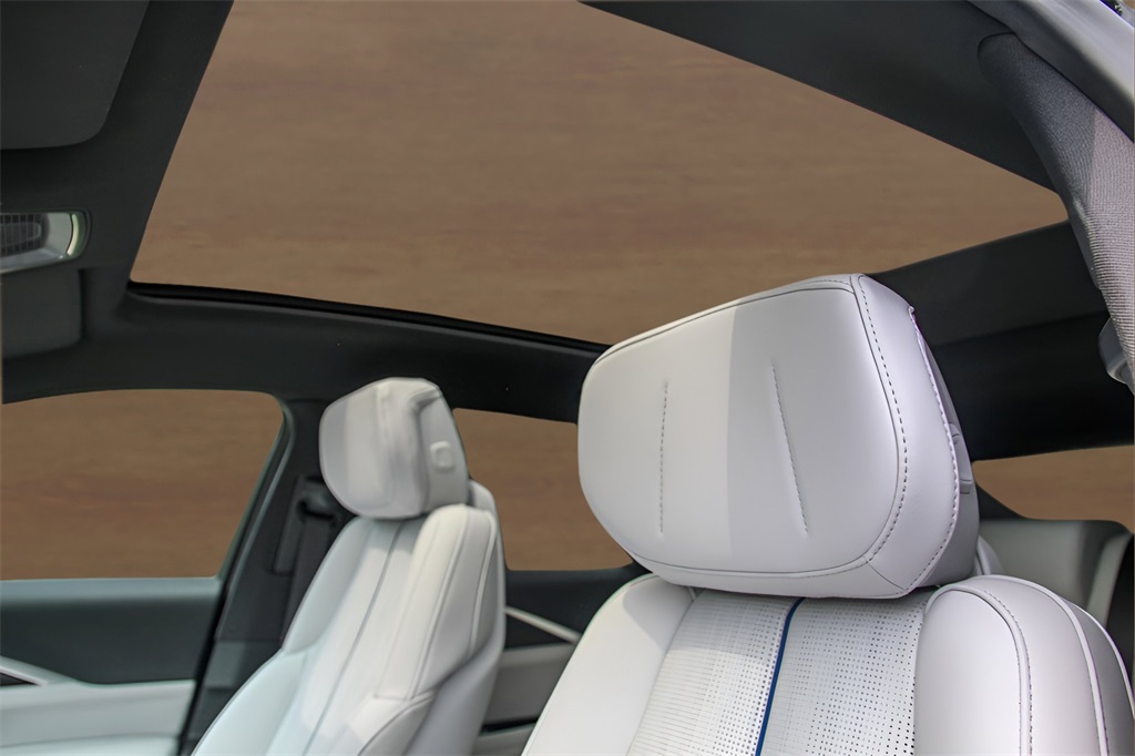 Vehicle image 12 of 26