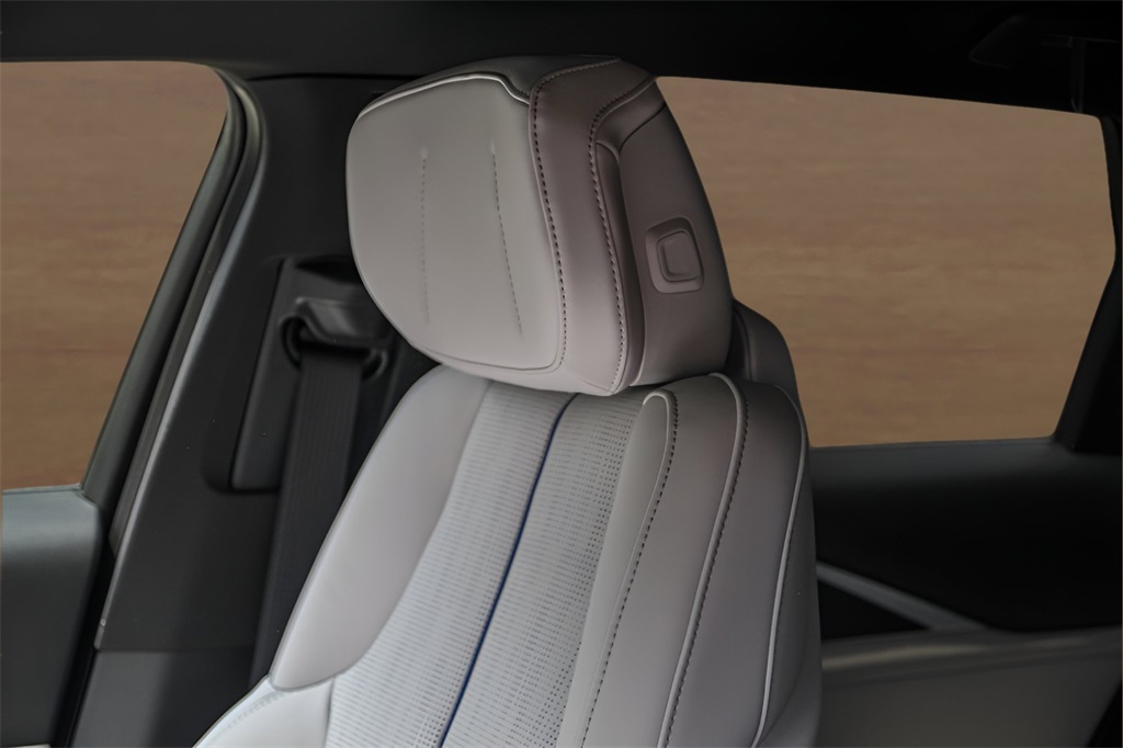 Vehicle image 11 of 26