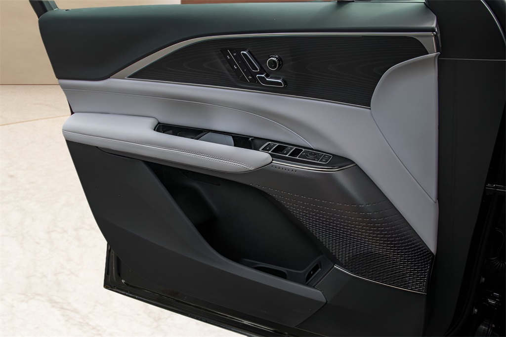 Vehicle image 21 of 26
