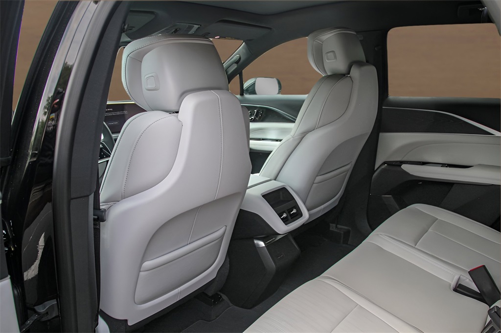 Vehicle image 18 of 26