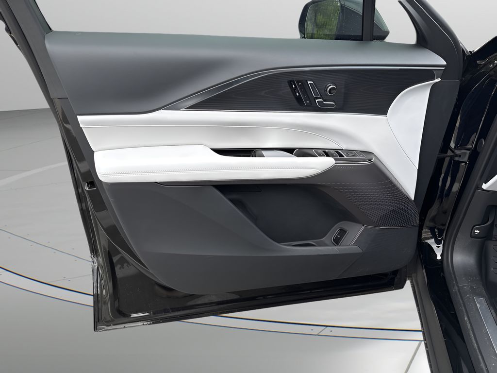 Vehicle image 16 of 40