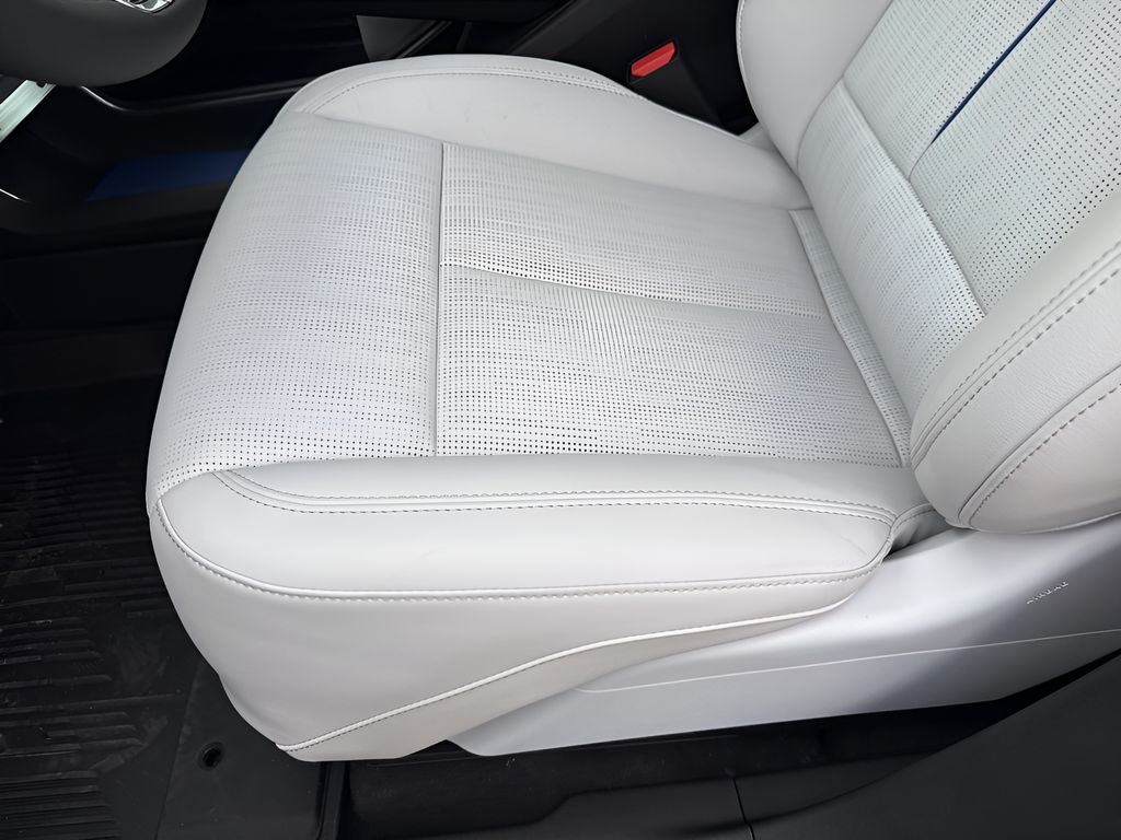 Vehicle image 18 of 40