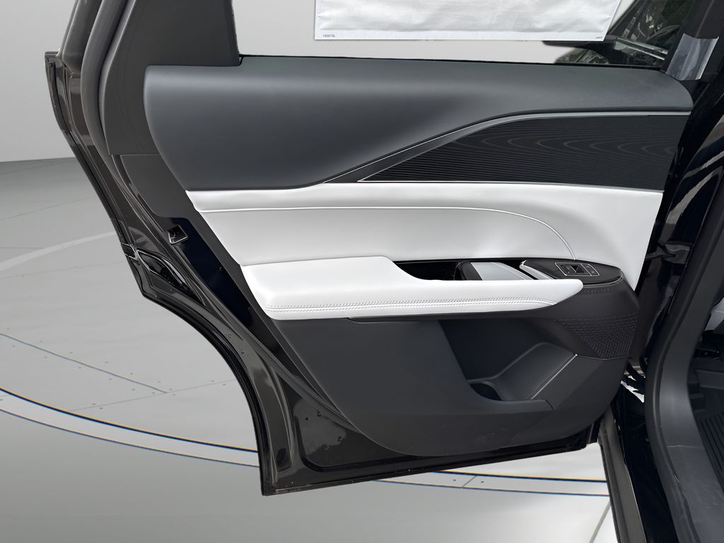 Vehicle image 34 of 40