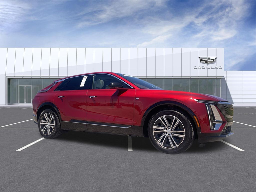 2025 Cadillac LYRIQ Luxury Image 3 of 44