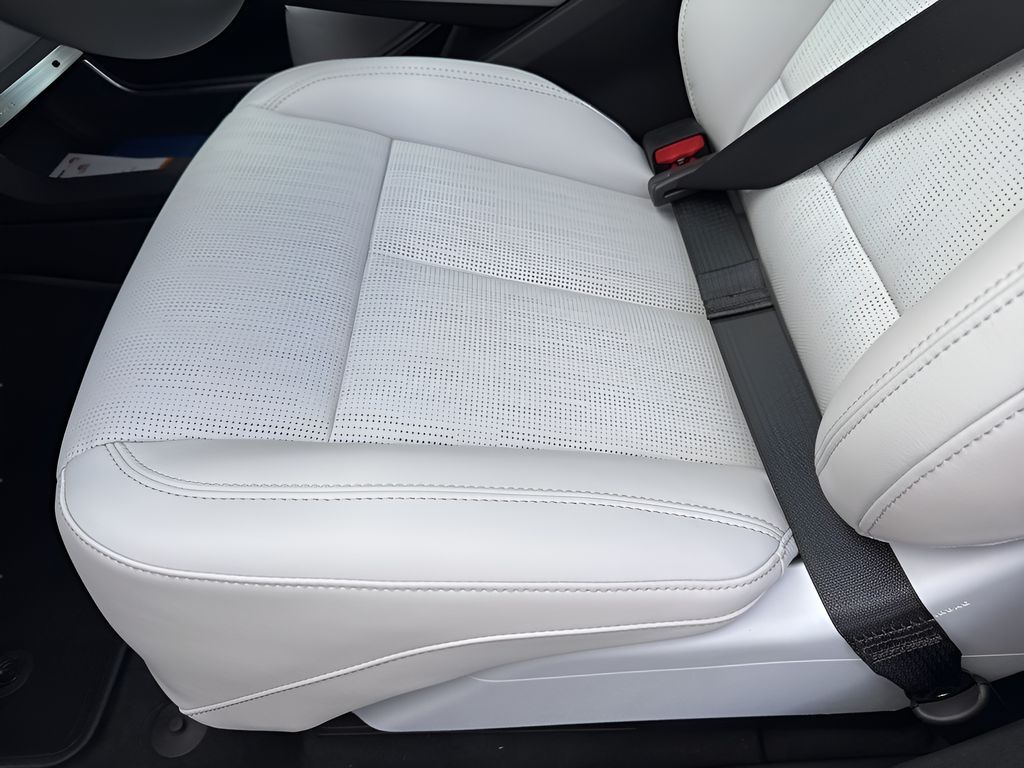 Vehicle image 18 of 41