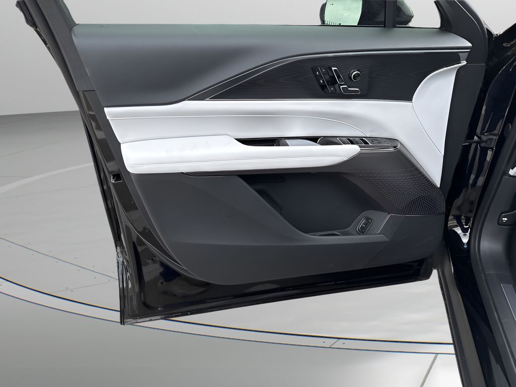 Vehicle image 16 of 41