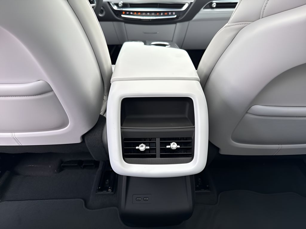 Vehicle image 39 of 41
