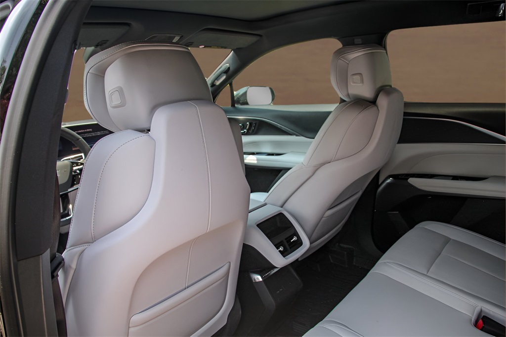 Vehicle image 18 of 26