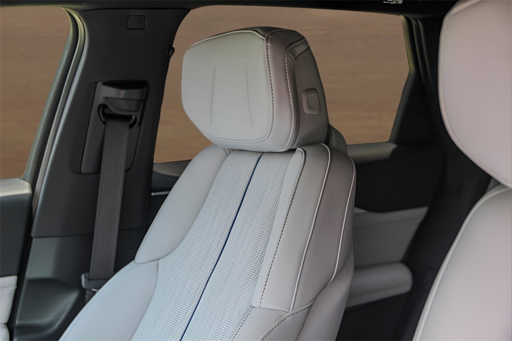 Vehicle image 11 of 26