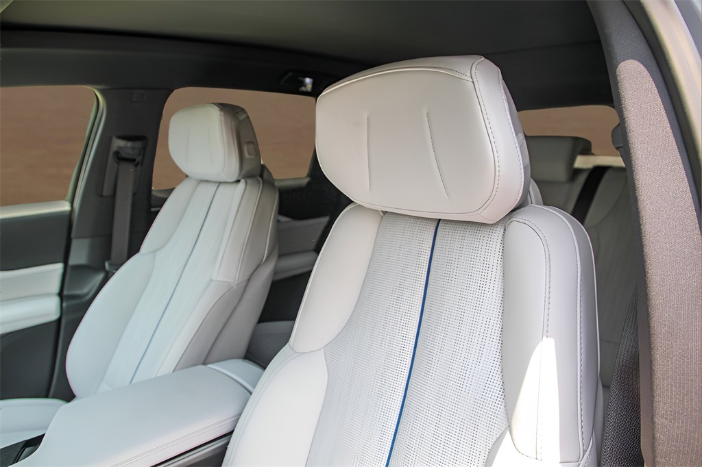 Vehicle image 10 of 26