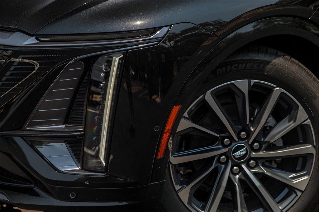 Vehicle image 23 of 26
