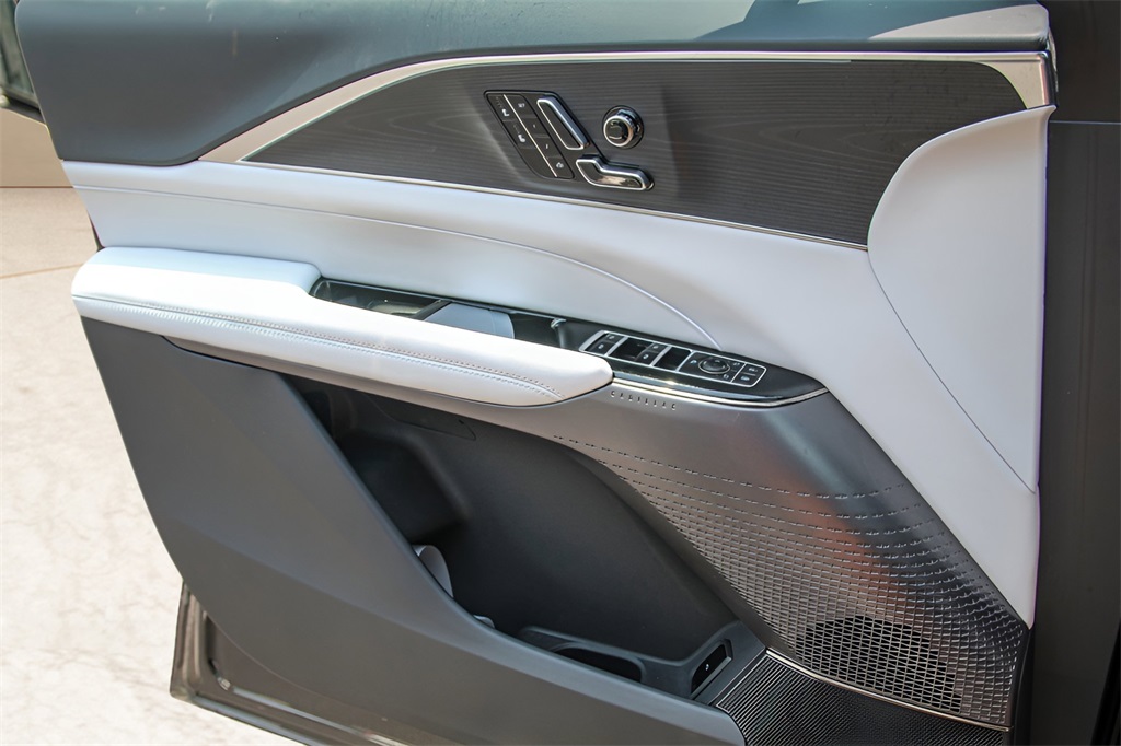 Vehicle image 22 of 26