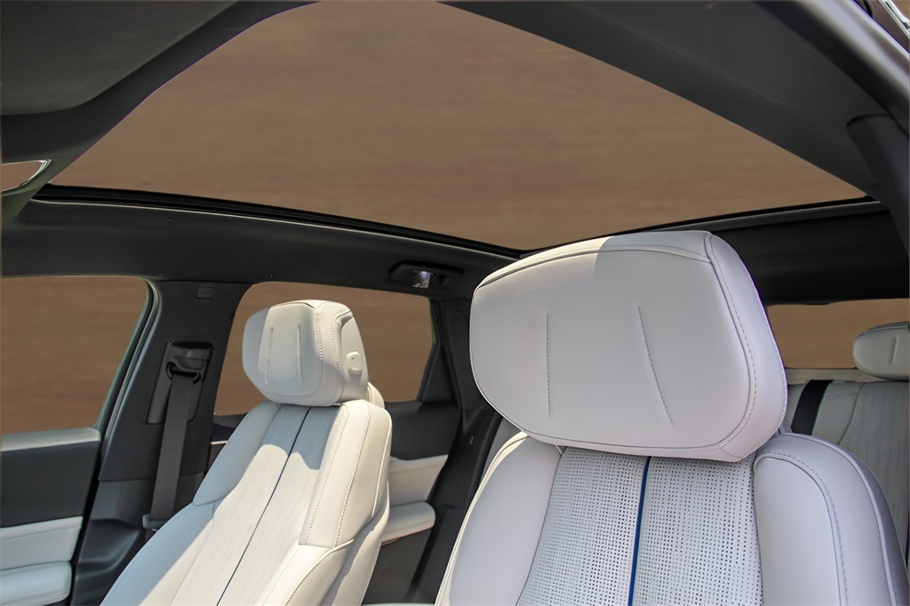 Vehicle image 12 of 26