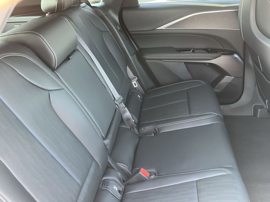 2025 Cadillac LYRIQ Sport Image 6 of 28