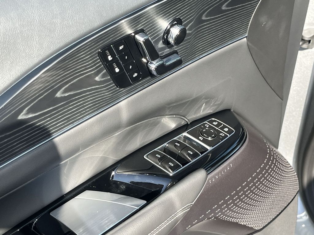 2025 Cadillac LYRIQ Sport Image 25 of 28