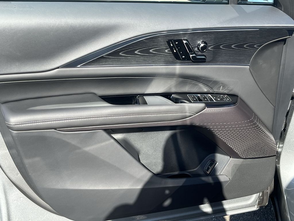 2025 Cadillac LYRIQ Sport Image 17 of 28