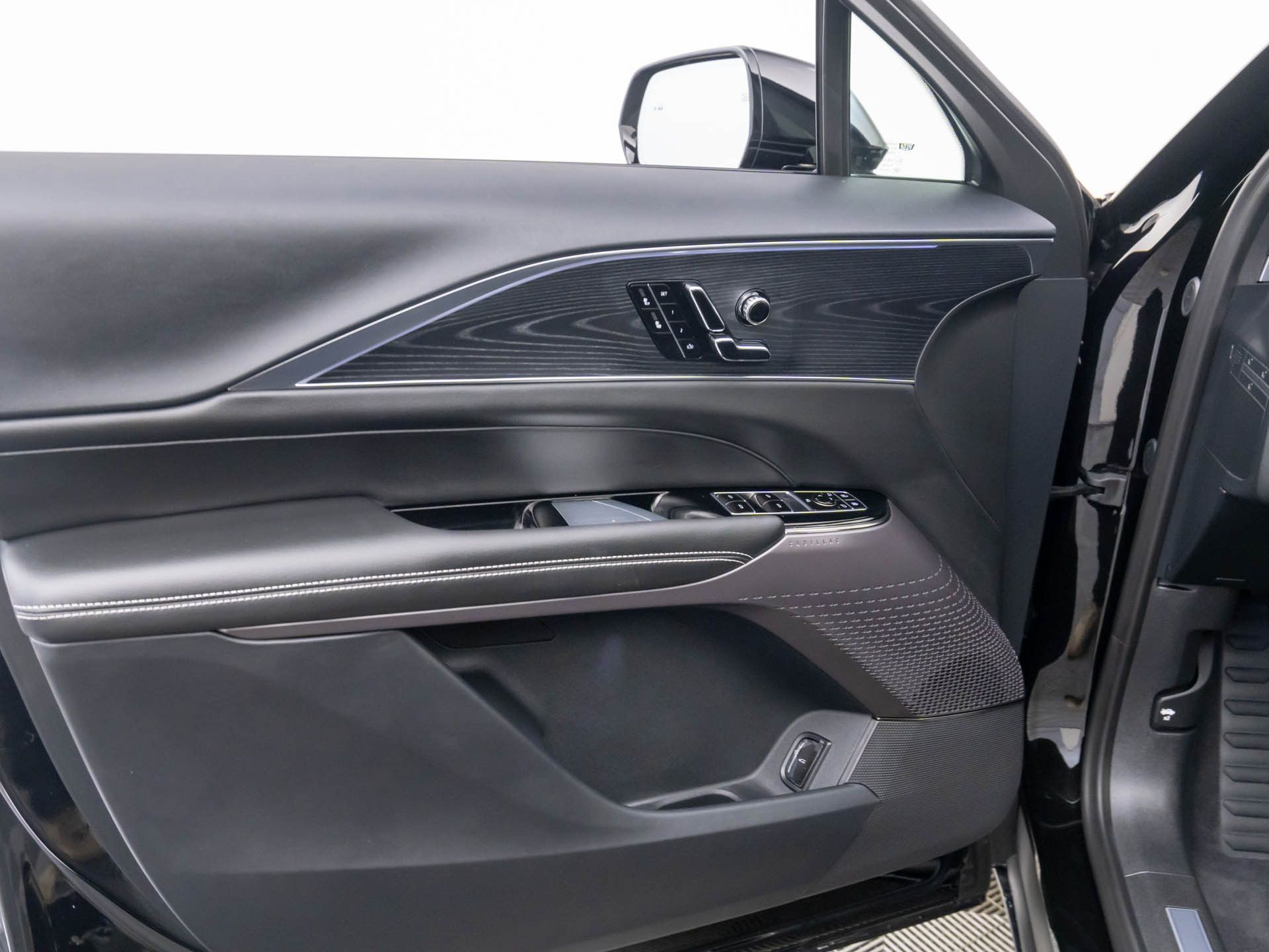 Vehicle image 14 of 39