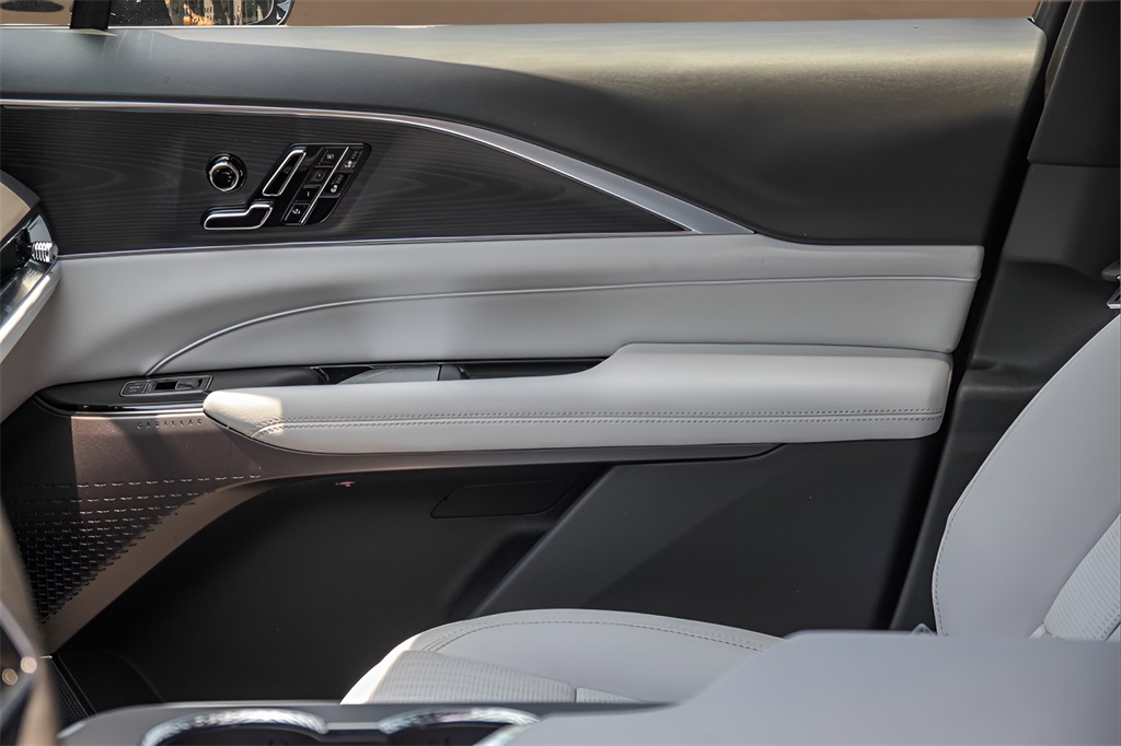 Vehicle image 9 of 25