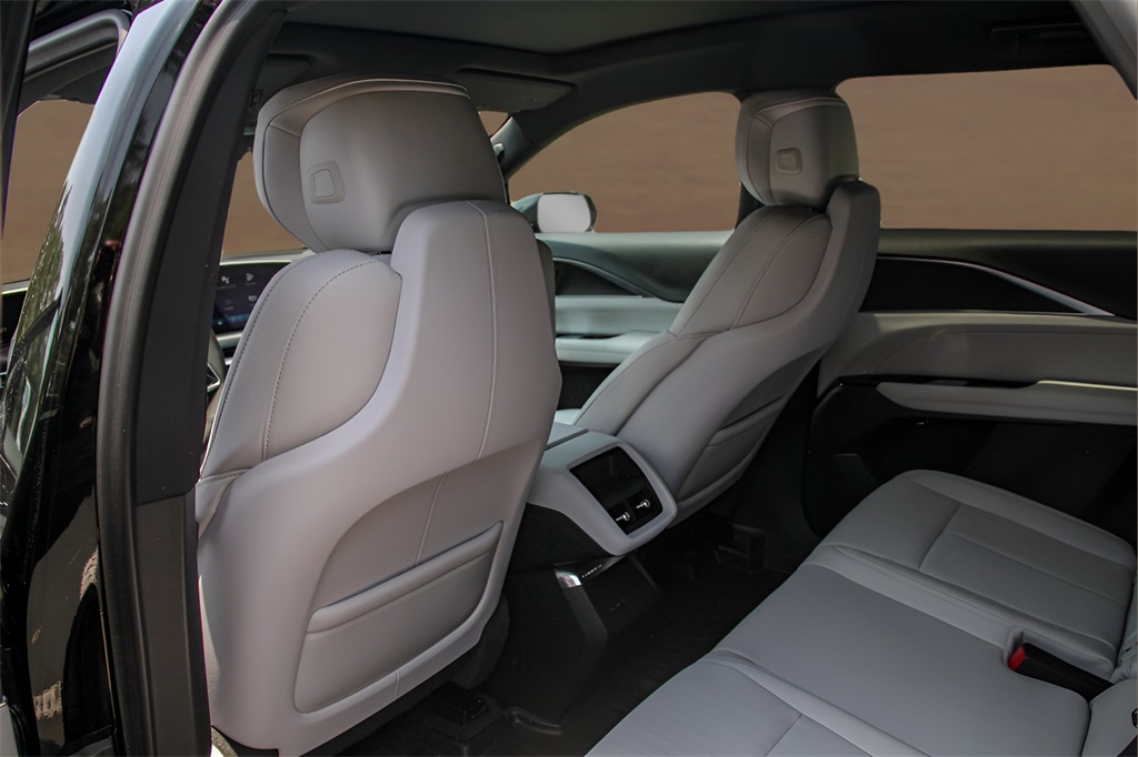 Vehicle image 17 of 25