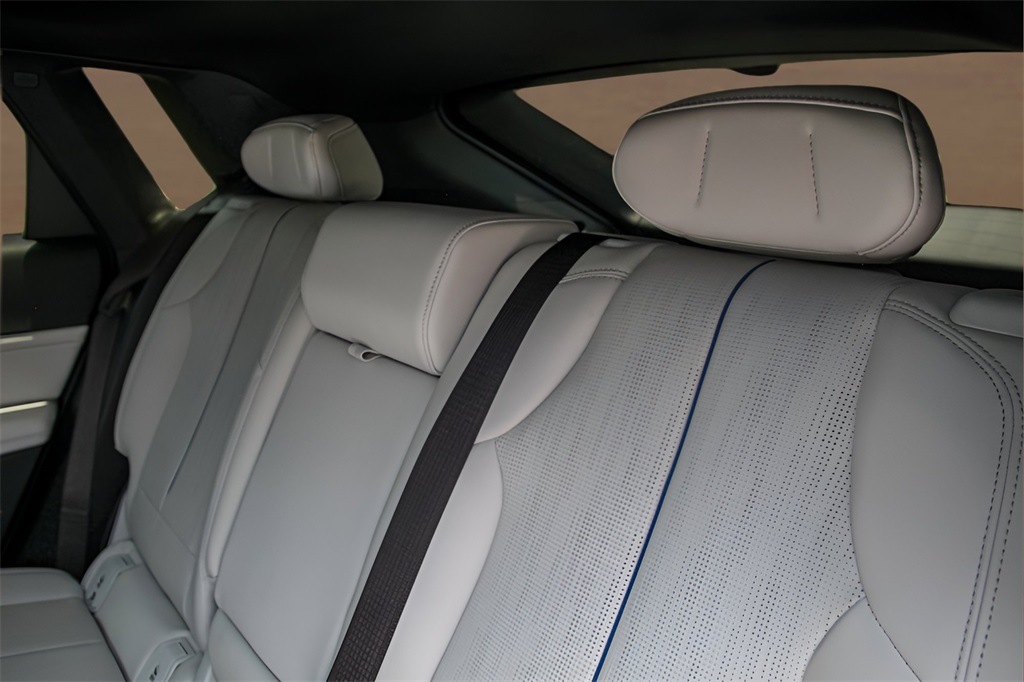 Vehicle image 19 of 25