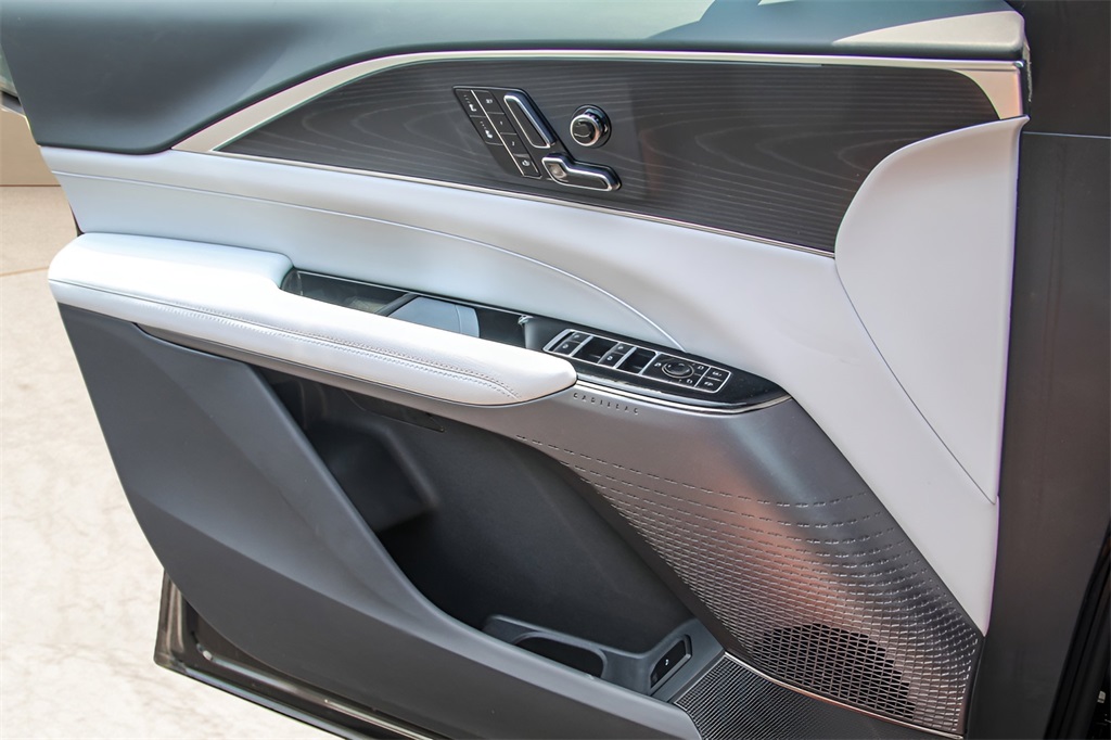 Vehicle image 20 of 25