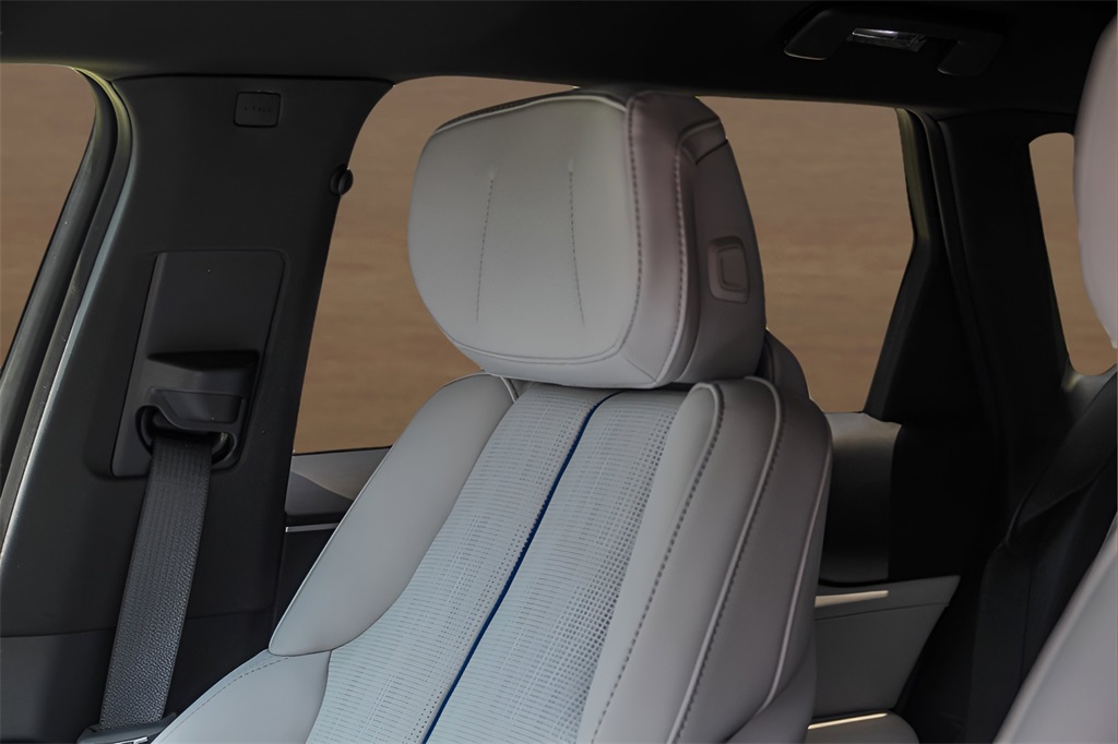 Vehicle image 11 of 25