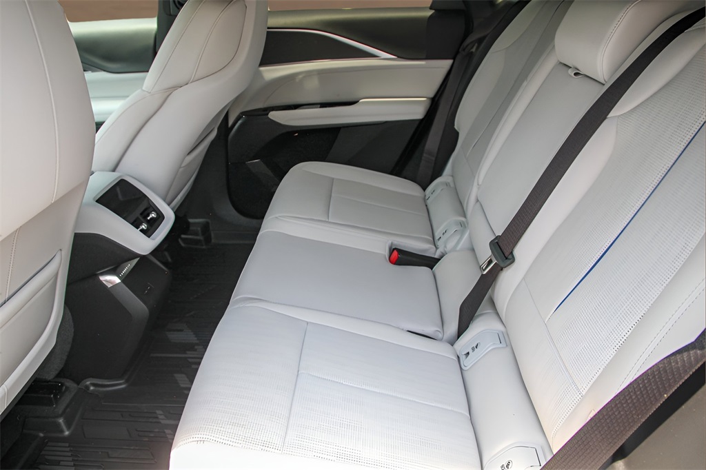 Vehicle image 18 of 25