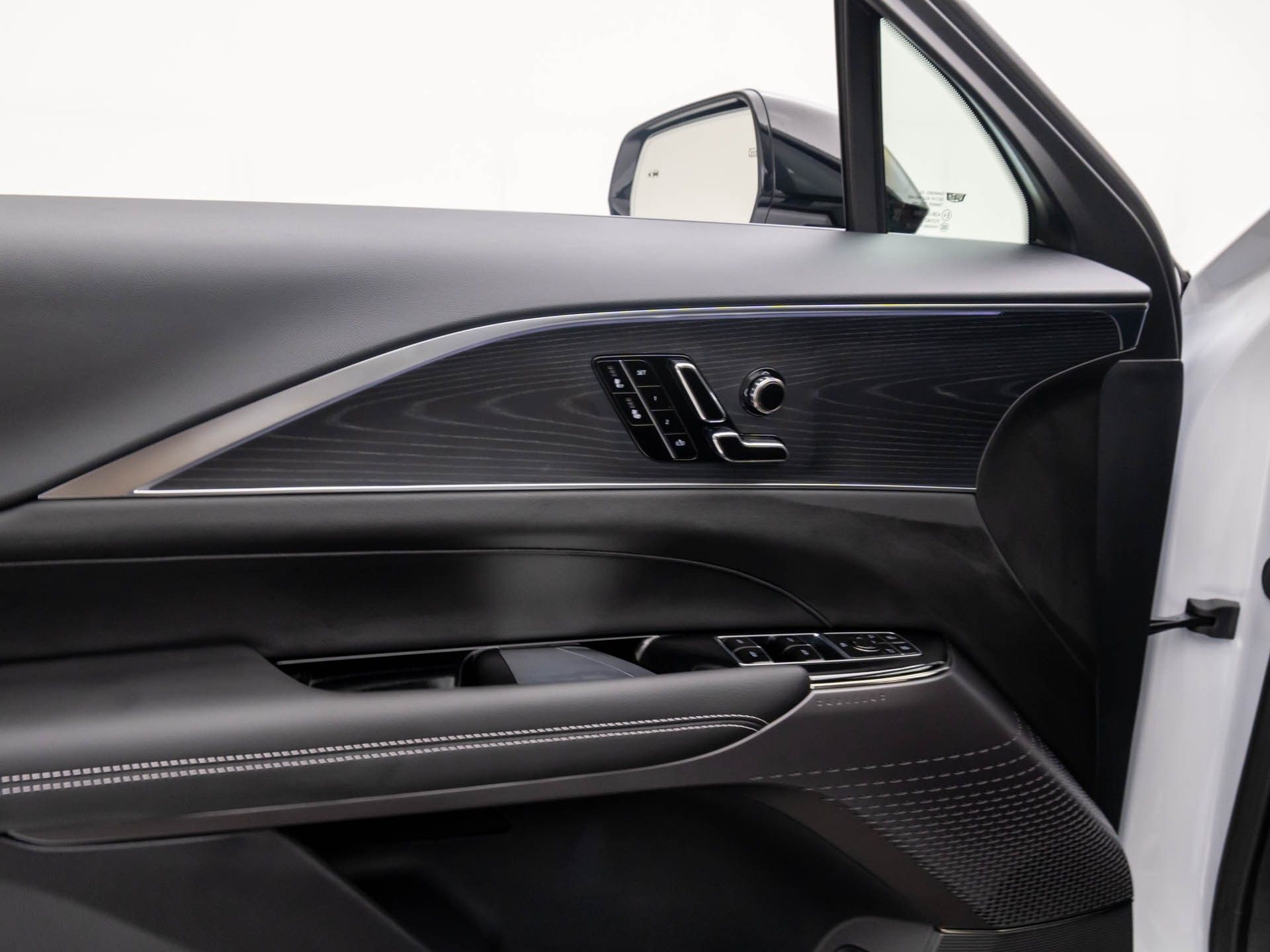 Vehicle image 14 of 42
