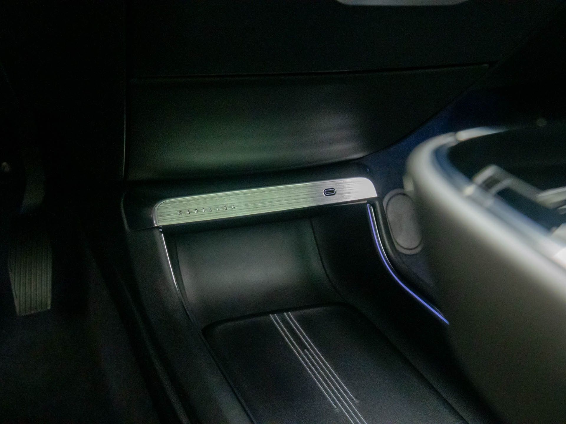 Vehicle image 21 of 42