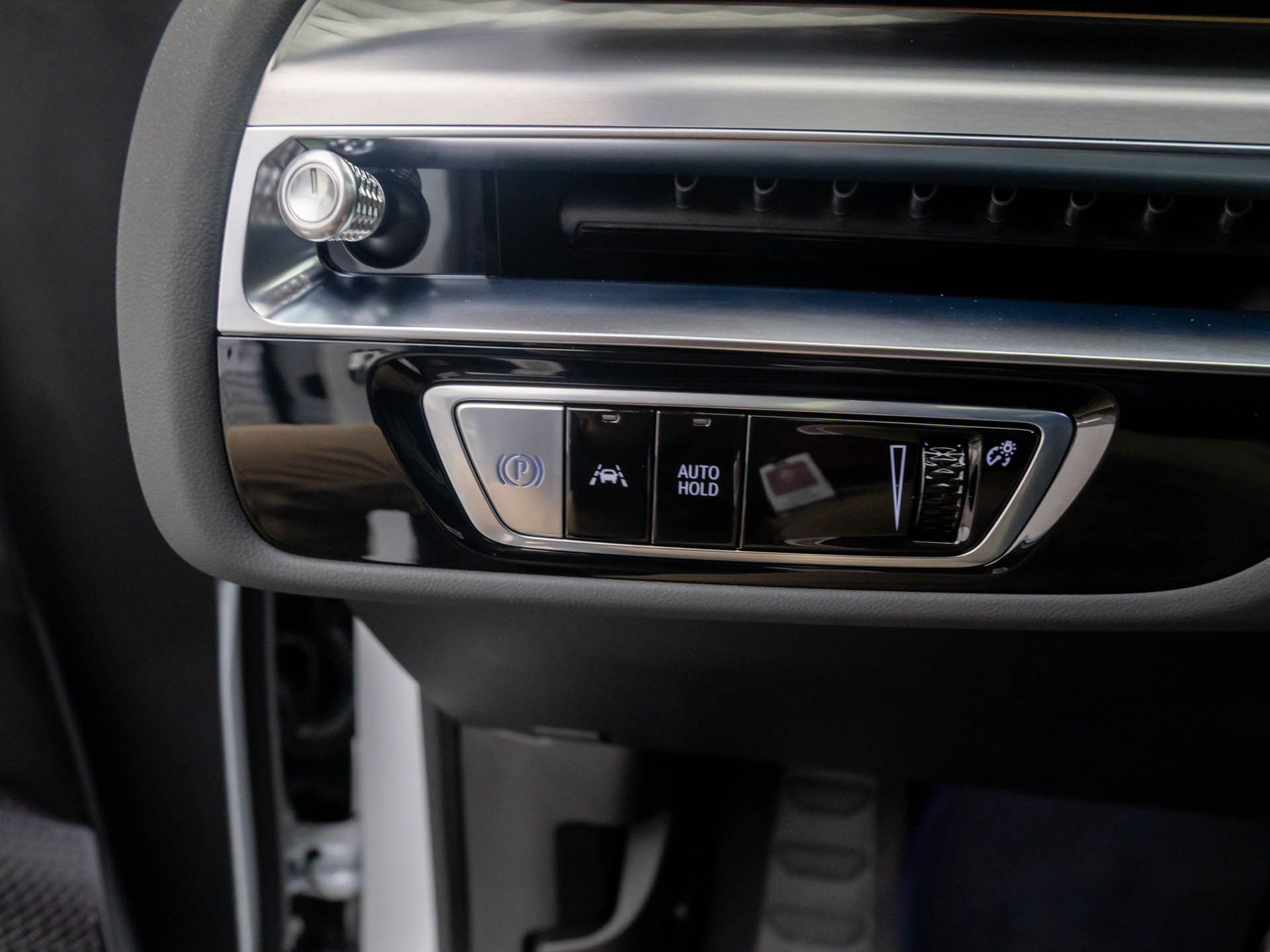 Vehicle image 31 of 42