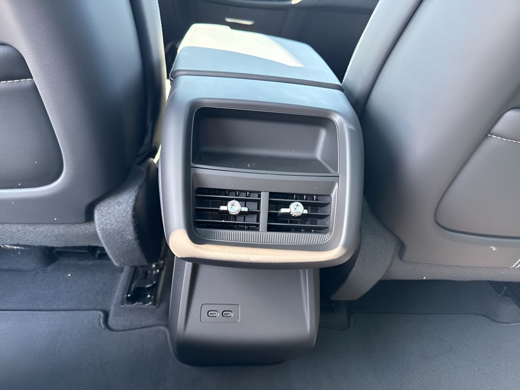 Vehicle image 37 of 39
