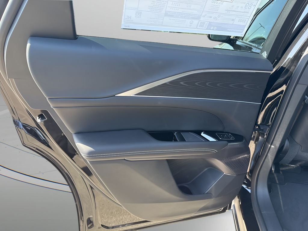 Vehicle image 33 of 39