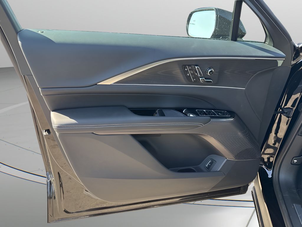 Vehicle image 15 of 39