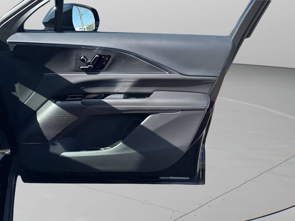 Vehicle image 11 of 39