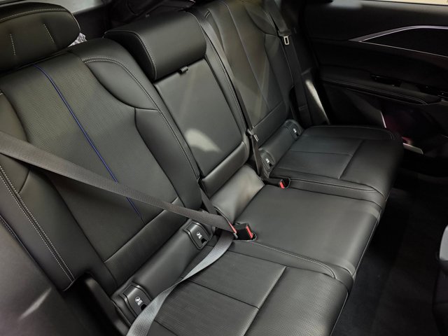 2025 Cadillac LYRIQ Sport Image 13 of 52