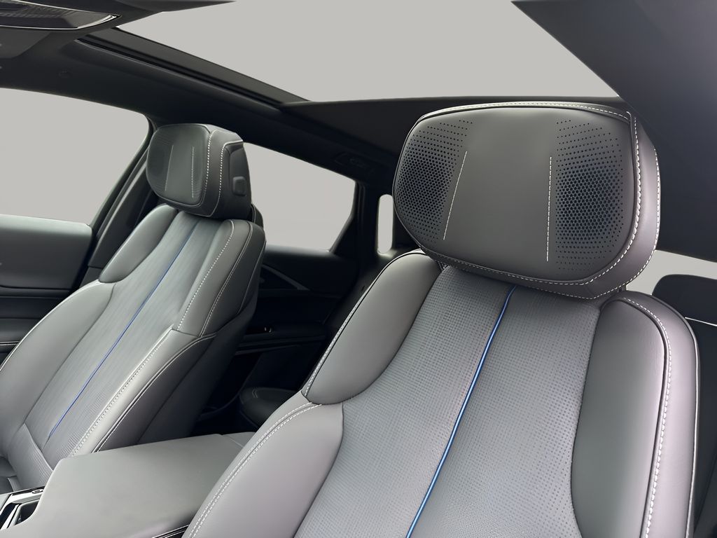 Vehicle image 33 of 39