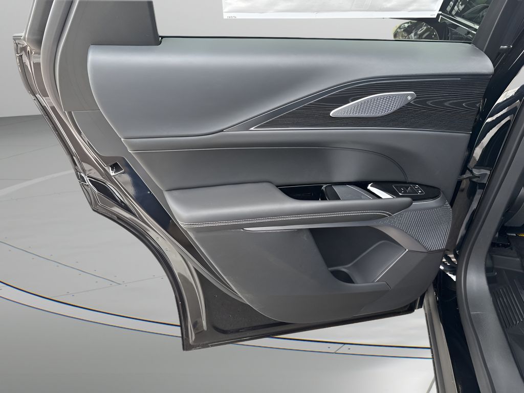Vehicle image 34 of 39