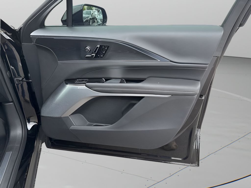 Vehicle image 11 of 39