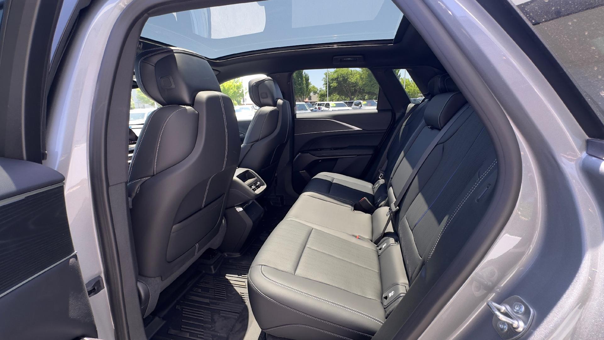 Vehicle image 14 of 39