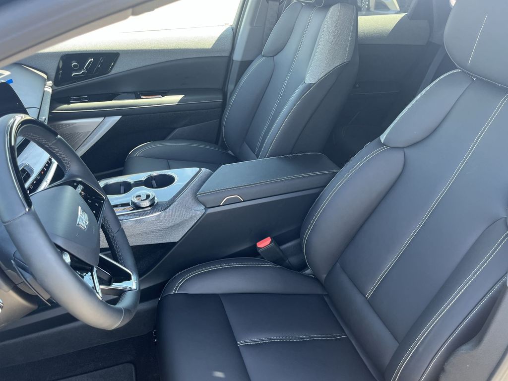 2025 Cadillac OPTIQ Luxury Image 8 of 27