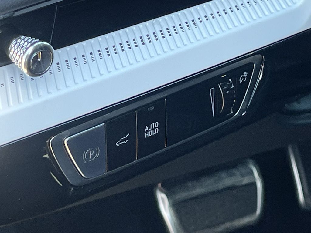 2025 Cadillac OPTIQ Luxury Image 18 of 27