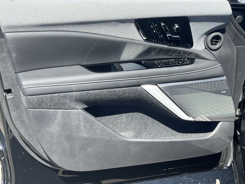 2025 Cadillac OPTIQ Luxury Image 17 of 27