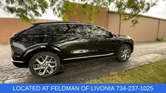 2025 Cadillac OPTIQ Luxury Image 2 of 35